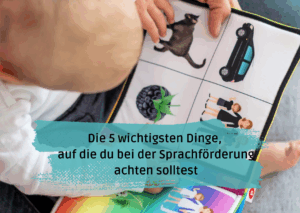 Beitragsbild zum Blogartikel "5 Dinge, auf die du bei der Sprachförderung achten solltest". Ein Foto, das eine Mutter zeigt, die mit ihrem kleinen Kind ein Bilderbuch anschaut