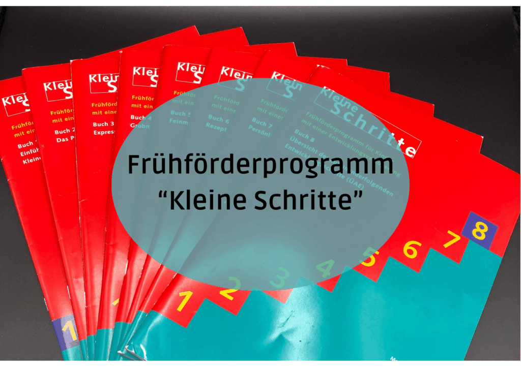 Beitragsbild zum Blogartikel "Frühförderprogramm 'Kleine Schritte '", ein Foto, das die ersten acht Hefte des Programms zeigt