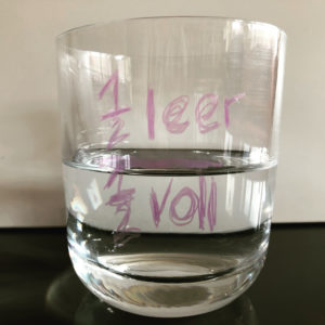 Ob das Glas halbleer oder halbvoll ist, hängt von deiner Einstellung ab. Mein Coaching hilft dir, einen resilienten, gelassenen Blick auf deinen Pflegealltag zu entwickeln.