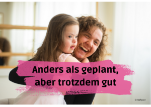 Beitragsbild für den Artikel "Anders als geplant, aber trotzdem gut", zeigt eine glücklich lachende Mutter und ihre kleine Tochter mit Down-Syndrom