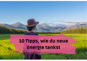 Beitragsbild zum Artikel "10 Tipps, wie du neue Energie tankst", Foto, das eine Frau vor einer sonnigen Berglandschaft zeigt