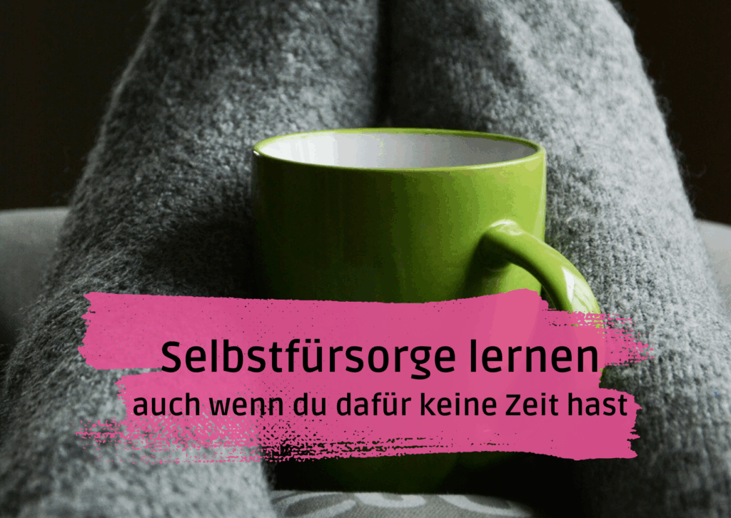 Beitragsbild für den Blogartikel "Selbstfürsorge lernen - auch wenn du dafür keine Zeit hast". Foto einer Kaffeetasse, die von Füßen in Wollsocken gehalten wird