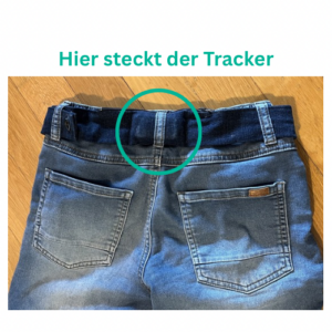 Foto unseres Tracker-"Verstecks" an der Hose meines Sohnes. Das Gerät sitzt unter der hinteren Gürtelschlaufe.